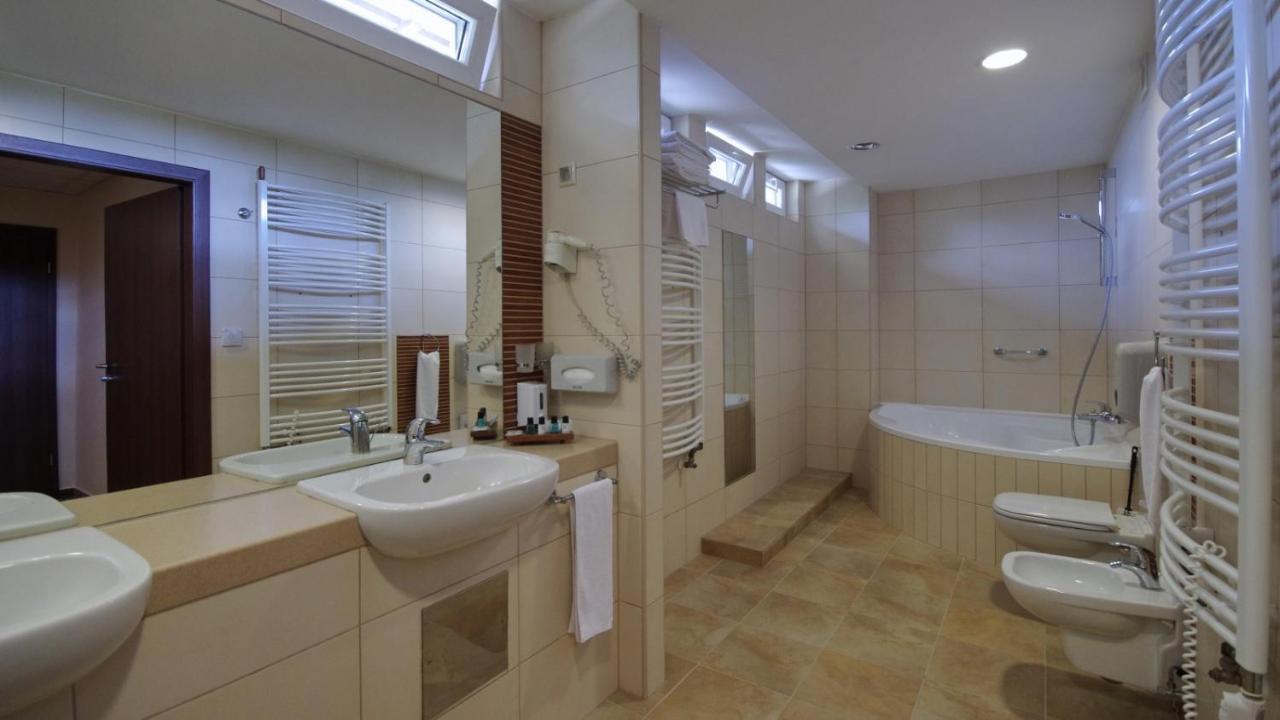Wellness Hotel Gyula Εξωτερικό φωτογραφία