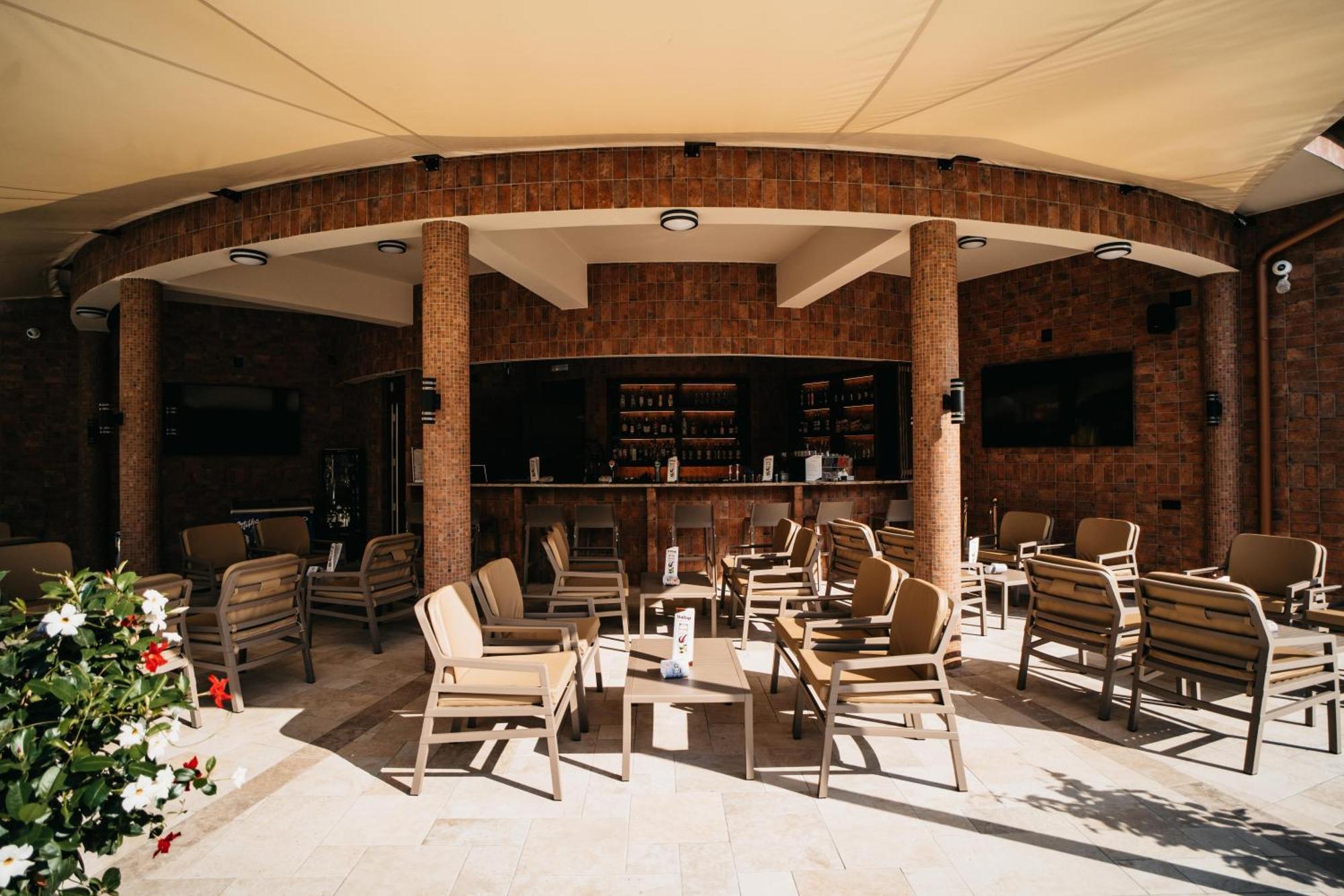 Wellness Hotel Gyula Εξωτερικό φωτογραφία